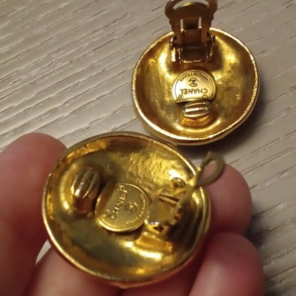 Chanel Vintage Clip on Earrings - Picture 14 of 17